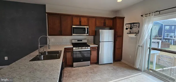 en empty room with windows and ceiling fan