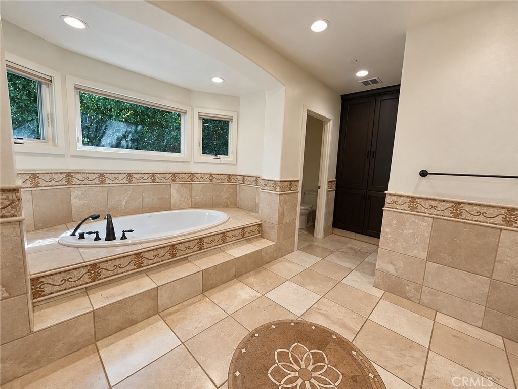 16 Corto Road Arcadia, CA 91007 - Photo 22 of 37 Primary Ensuite Bathroom