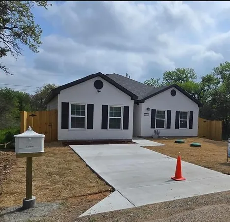 $1,900 | 3513 Tomahawk Drive, Granbury, TX 76048
