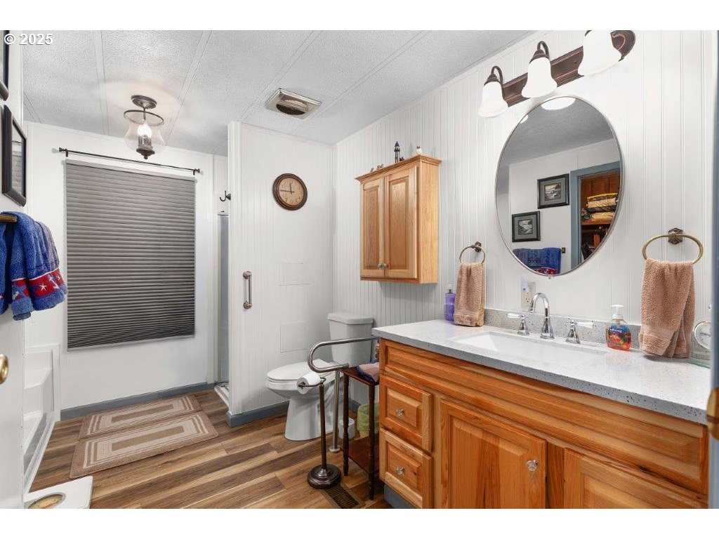 406 Shadow Ranch Lane Roseburg, OR 97470 - Photo 22 of 32 a bathroom with a sink and a mirror