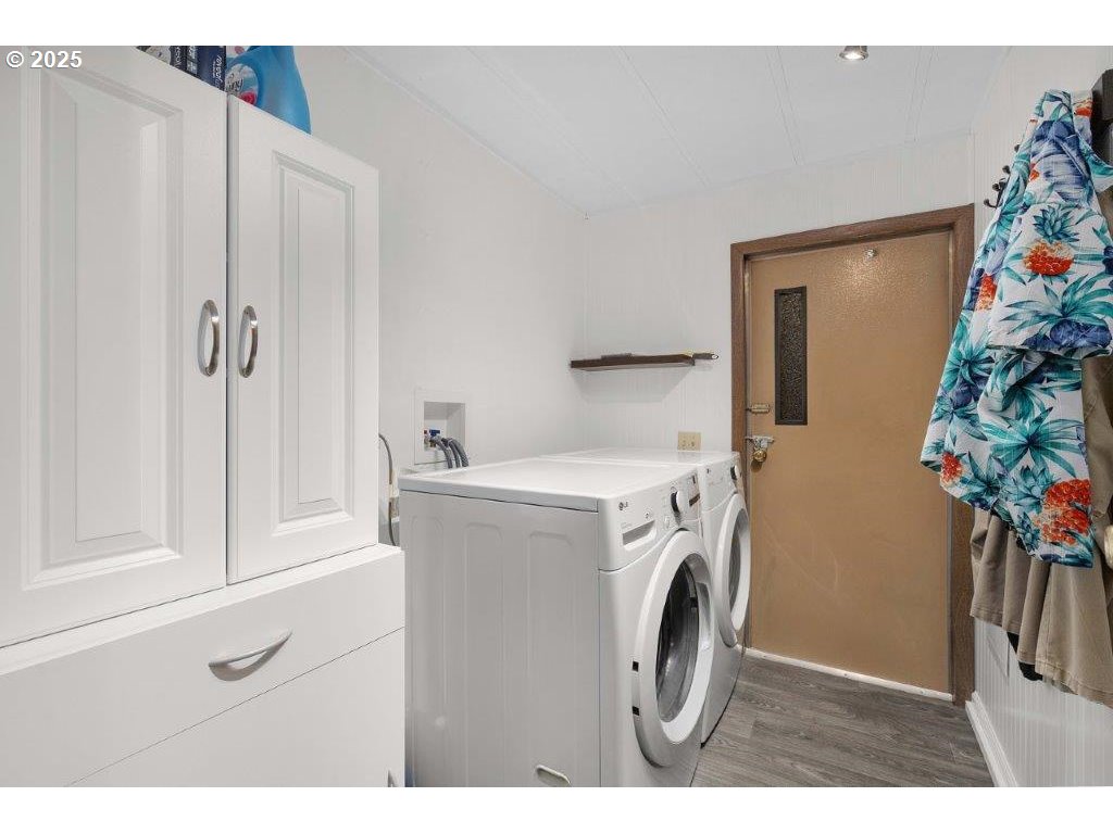 406 Shadow Ranch Lane Roseburg, OR 97470 - Photo 25 of 32 a utility room with dryer and washer
