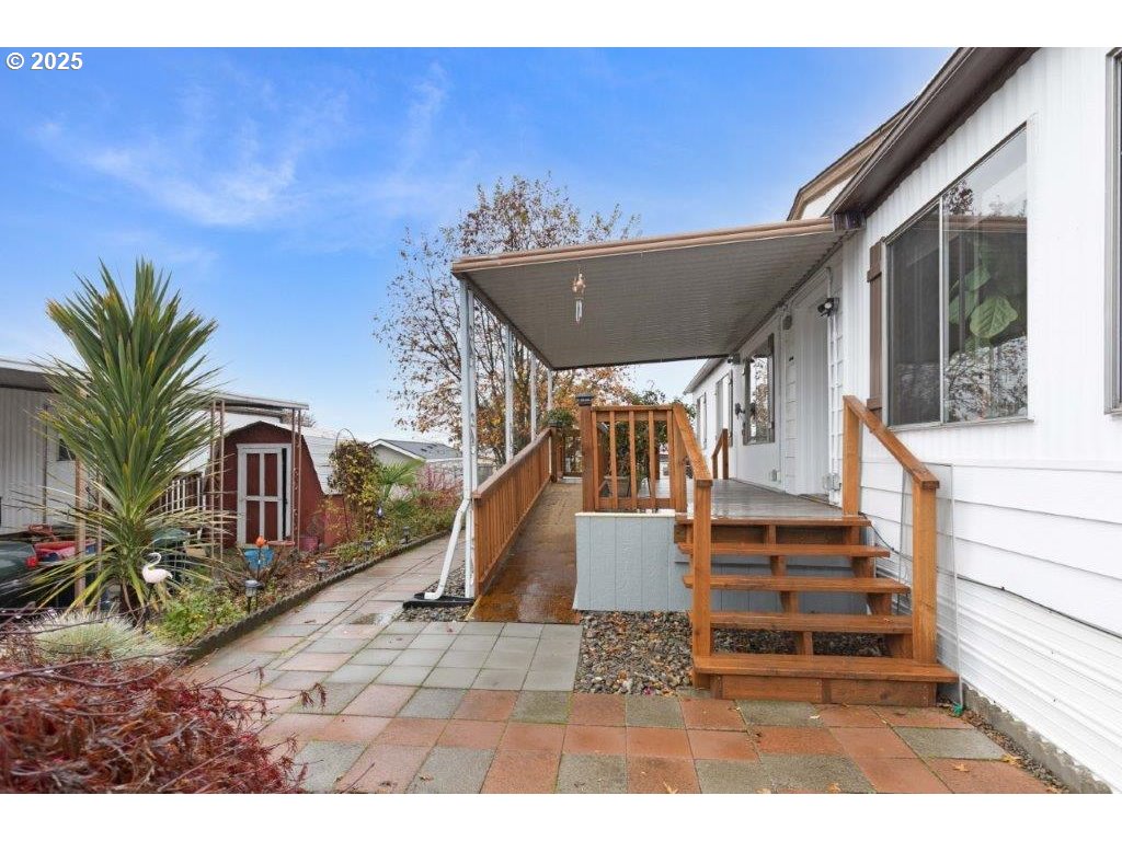 406 Shadow Ranch Lane Roseburg, OR 97470 - Photo 4 of 32 a view of entryway and hall
