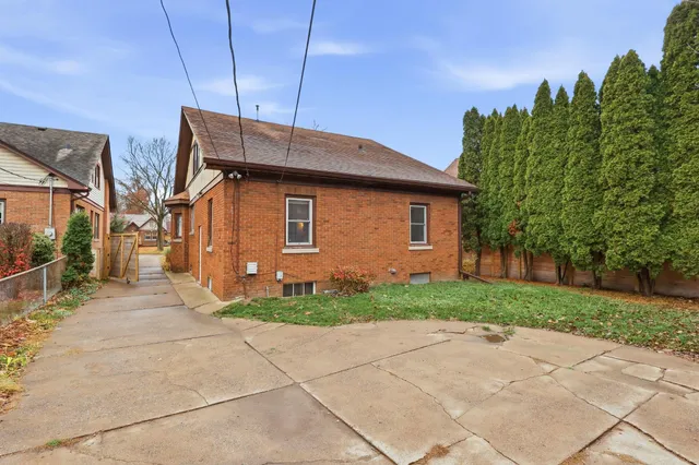 $215,000 | 2911 21st Avenue, Rock Island, IL 61201