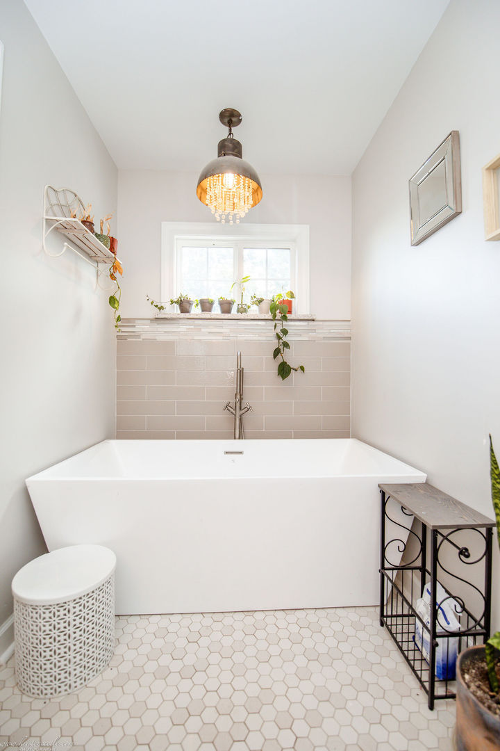 936 West Corning Road Beecher, IL 60401 - Photo 37 of 72 a bathroom with a bathtub and a sink