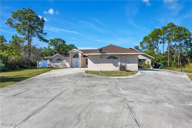 $499,900 | 521 Grant Avenue, Lehigh Acres, FL 33972