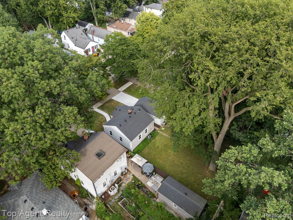 2169 Roslyn Road Grosse Pointe Woods, MI 48236 - Photo 39 of 43