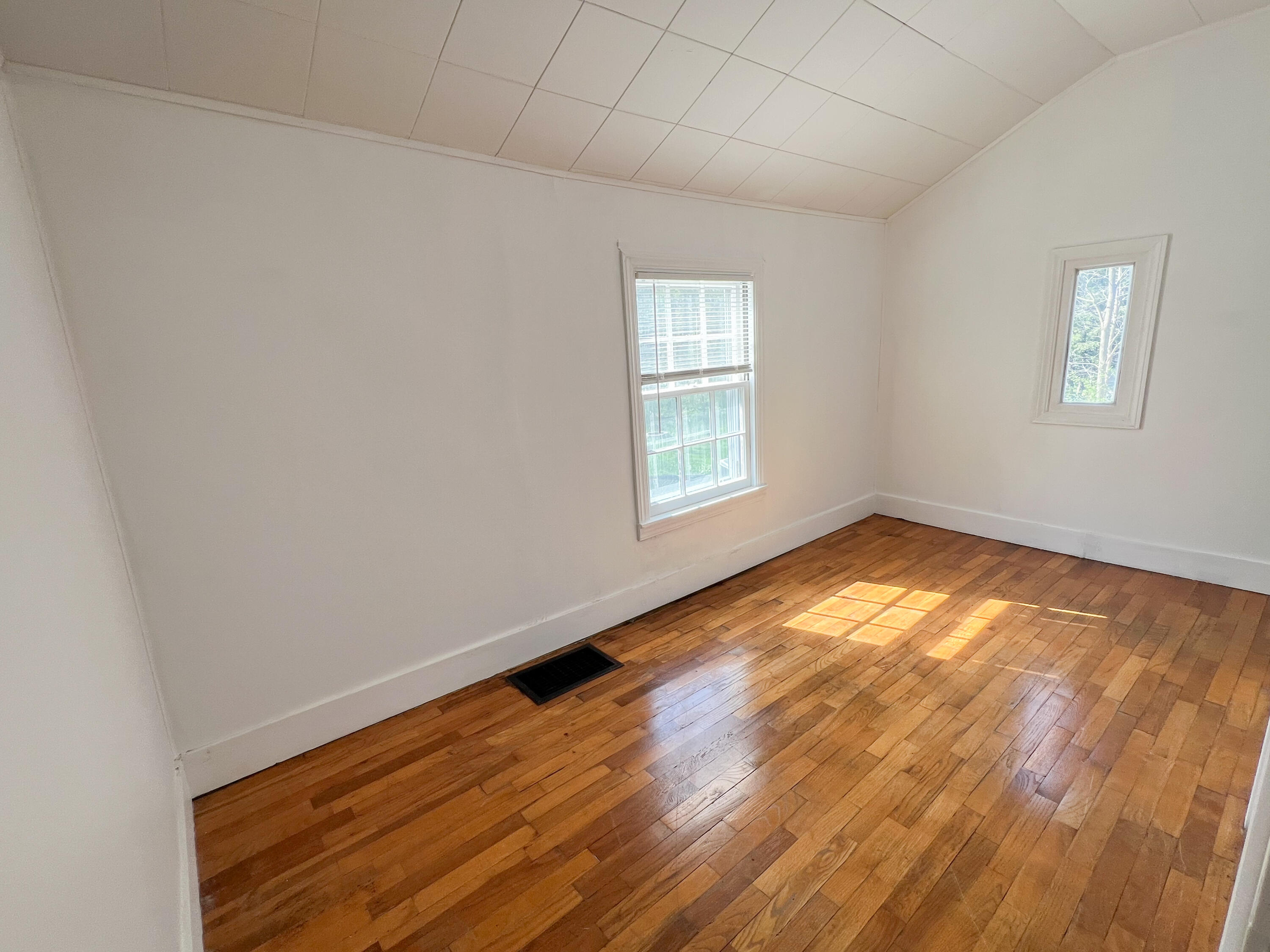 160 Ridgewood Street Kalamazoo, MI 49001 - Photo 12 of 24 IMG_8450