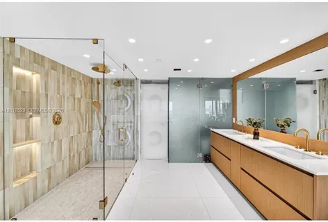 $9,500 | 400 South Pointe Drive, Unit 1501, Miami Beach, FL 33139
