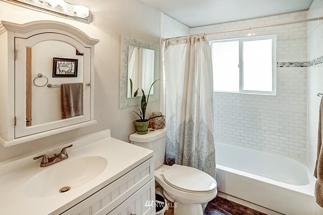 923 Newberg Road Snohomish, WA 98290 - Photo 14 of 22 a bathroom with a sink toilet and shower