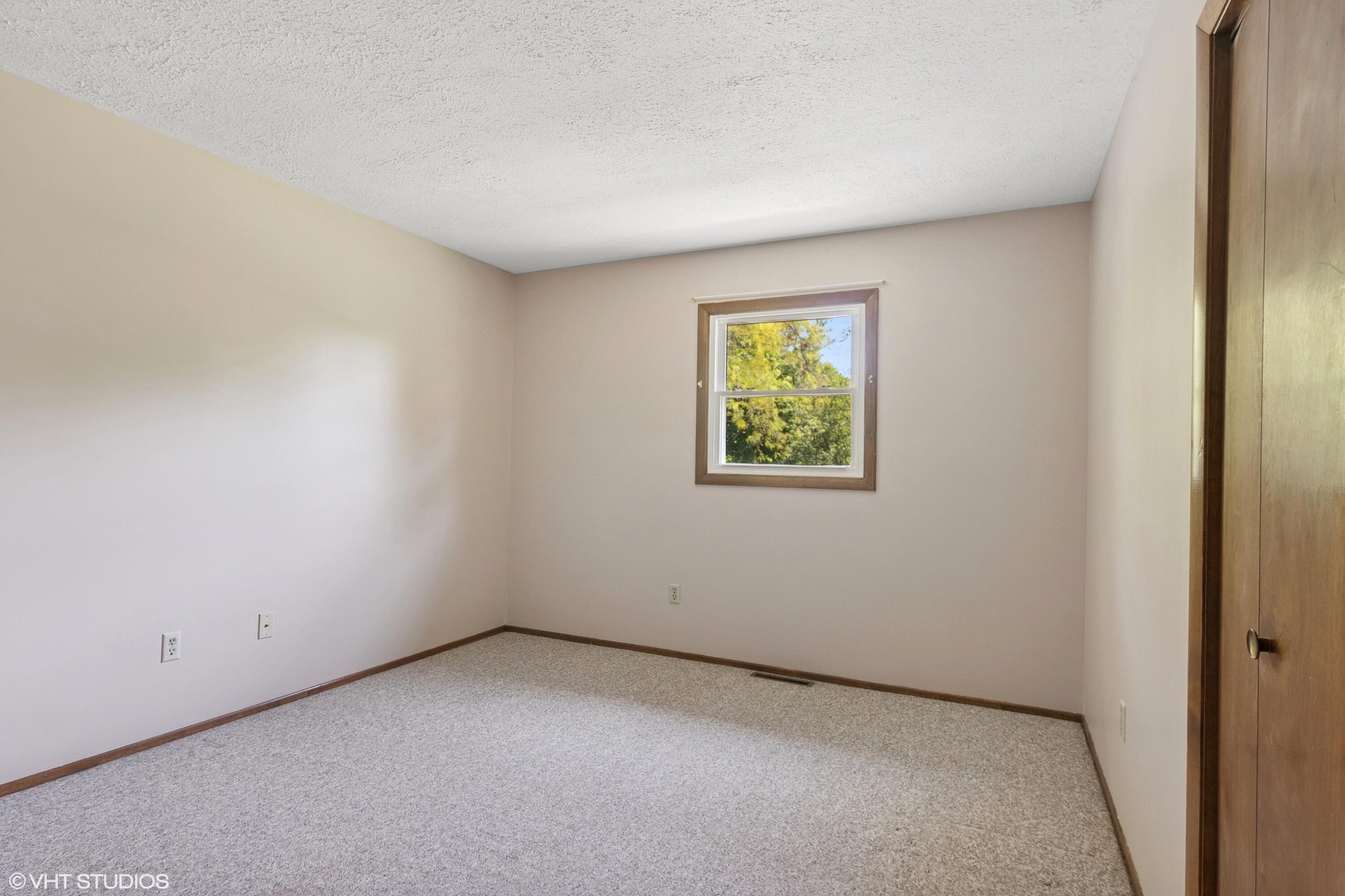 387 East Tratebas Road Valparaiso, IN 46383 - Photo 10 of 30 3000x2000