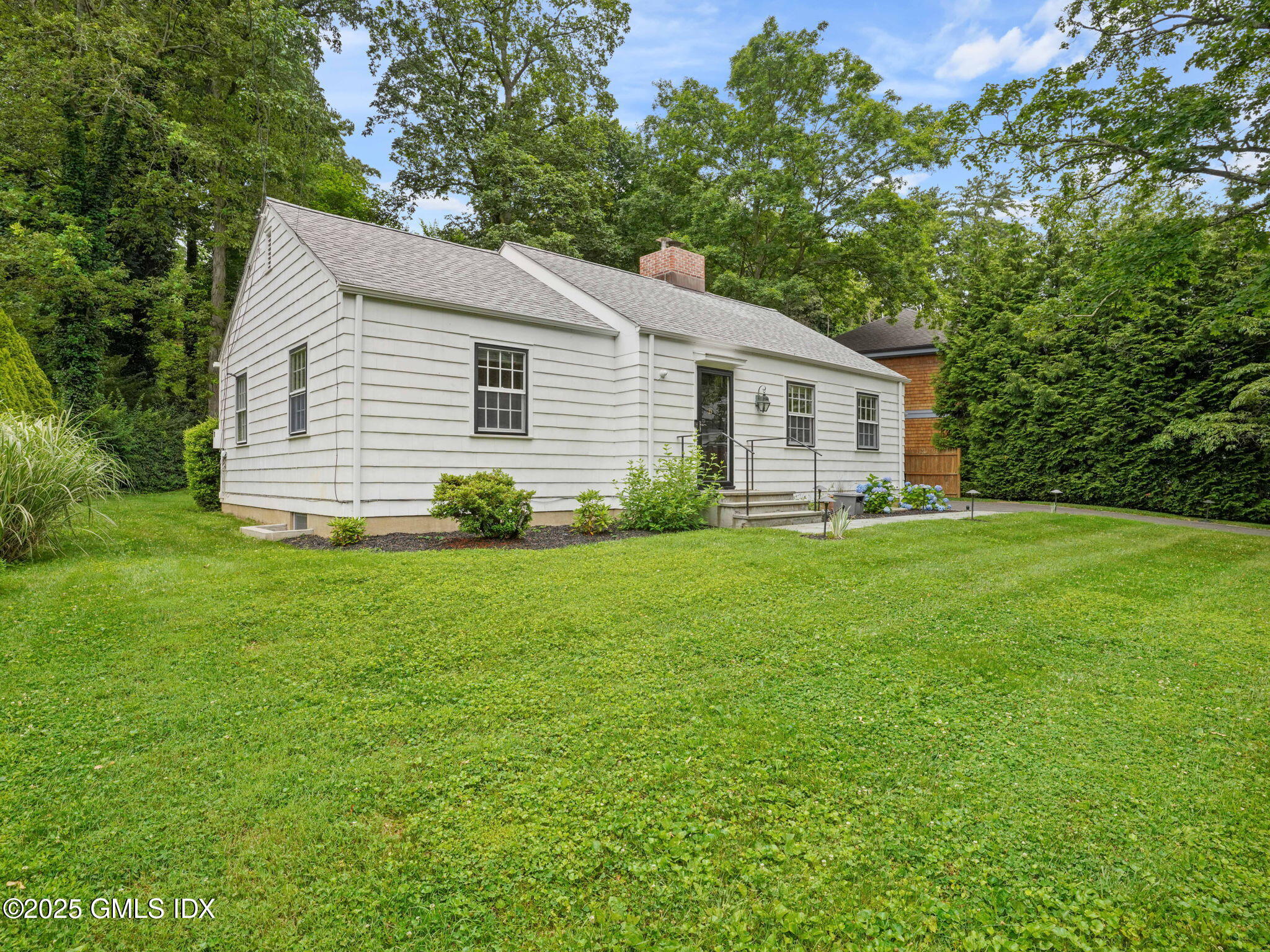 35 Skylark Road Greenwich, CT 06830 - Photo 8 of 34 Front Yard