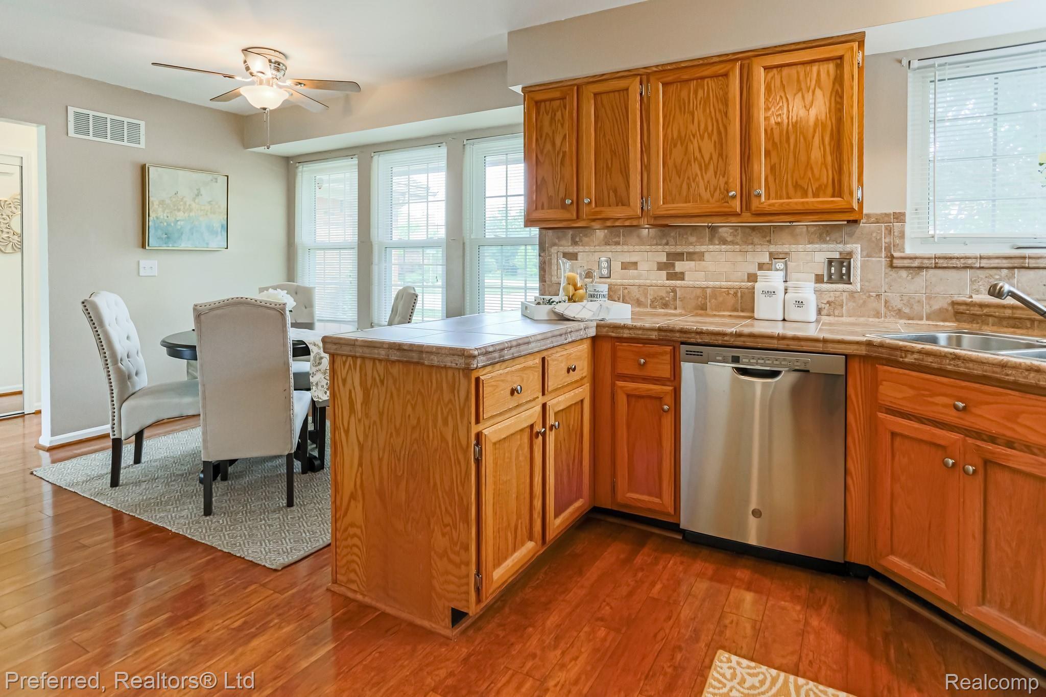 44518 Ridgefield Road Canton, MI 48188 - Photo 16 of 33 16IMG_9115.jpg