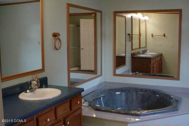 280 Norris Road Swansboro, NC 28584 - Photo 5 of 16 Bath with garden tub BR 1