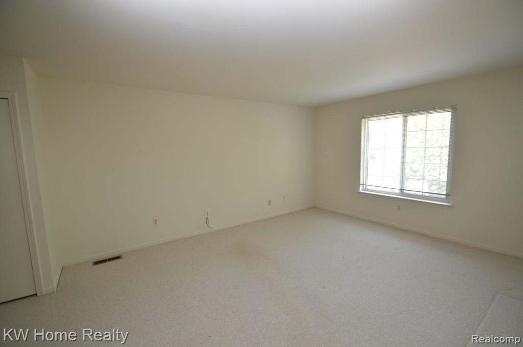 29656 Middlebelt Road, Unit 2402 Farmington Hills, MI 48334 - Photo 19 of 36