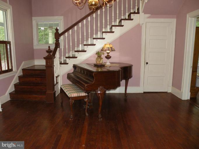 719 Cliveden Road Pikesville, MD 21208 - Photo 2 of 15 Entrance / Foyer