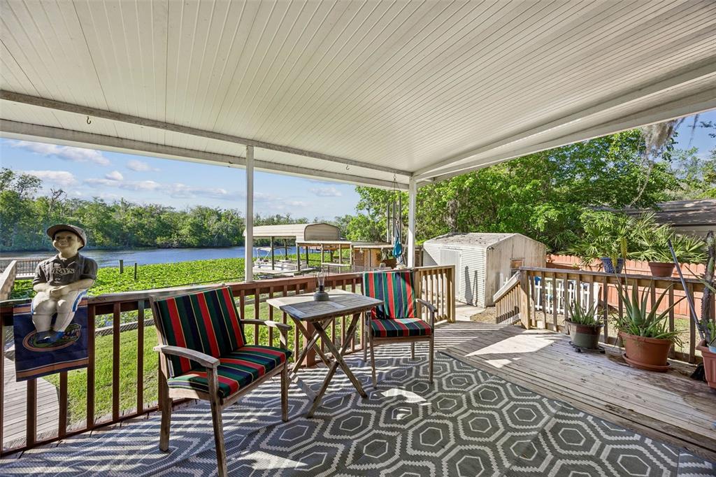 334 Paradise Circle Satsuma, FL 32189 - Photo 30 of 40 a view of a chairs and table in the patio