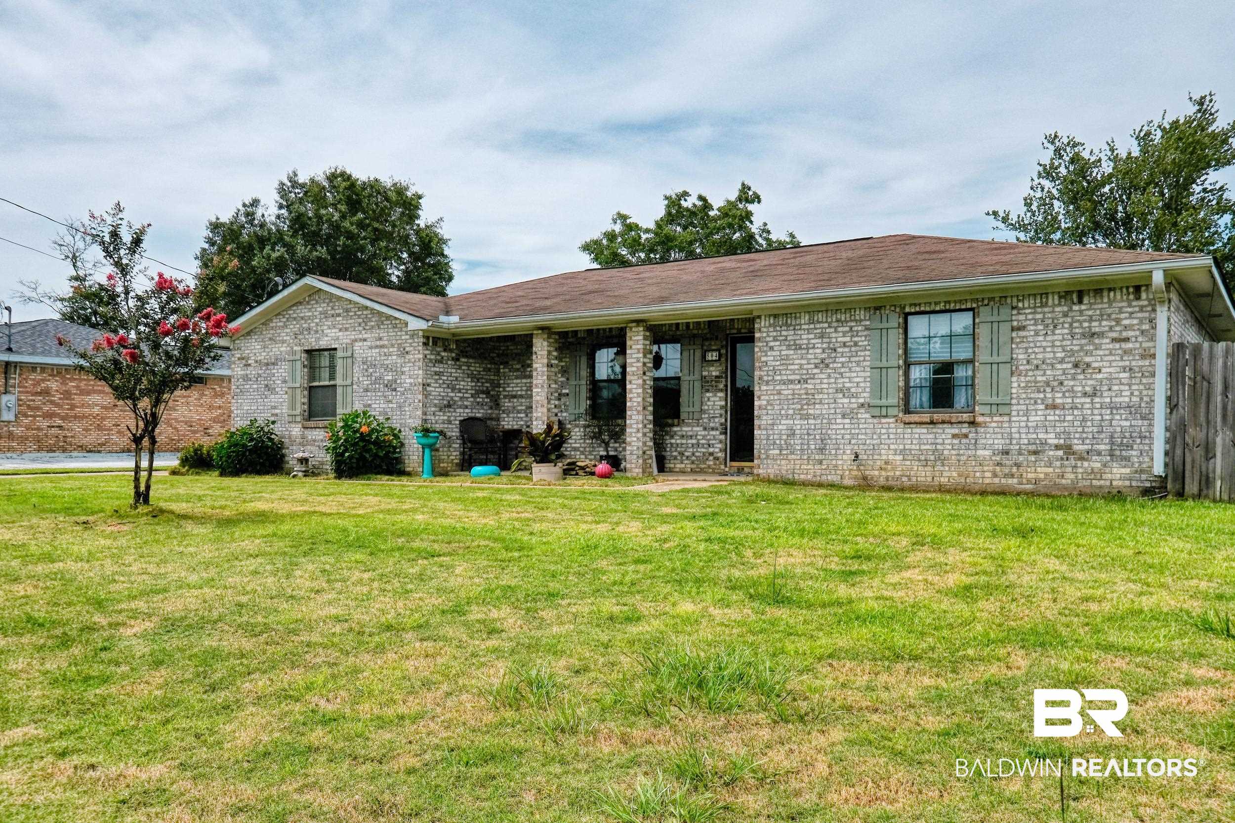 504 Ariel Avenue Foley, AL 36535 - Photo 2 of 33 Ranch-style house with a front lawn