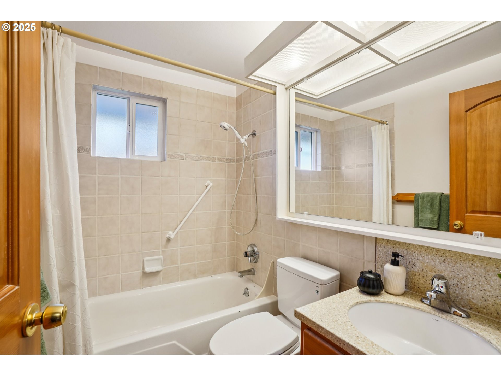 1208 Southeast 209th Avenue Gresham, OR 97030 - Photo 16 of 24 a bathroom with a toilet a sink and bathtub