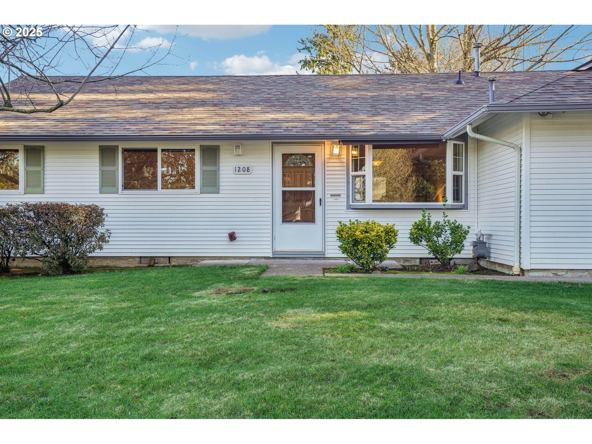 1208 Southeast 209th Avenue Gresham, OR 97030 - Photo 3 of 24 a view of a house with a garden