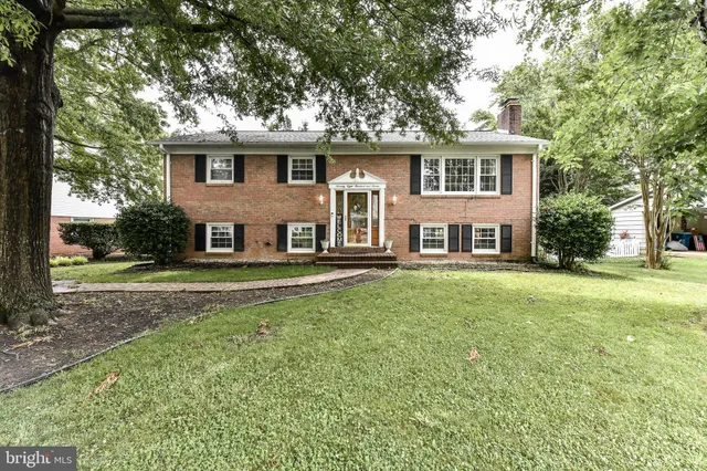 $3,600 | 7807 Suffolk Court, Alexandria, VA 22315