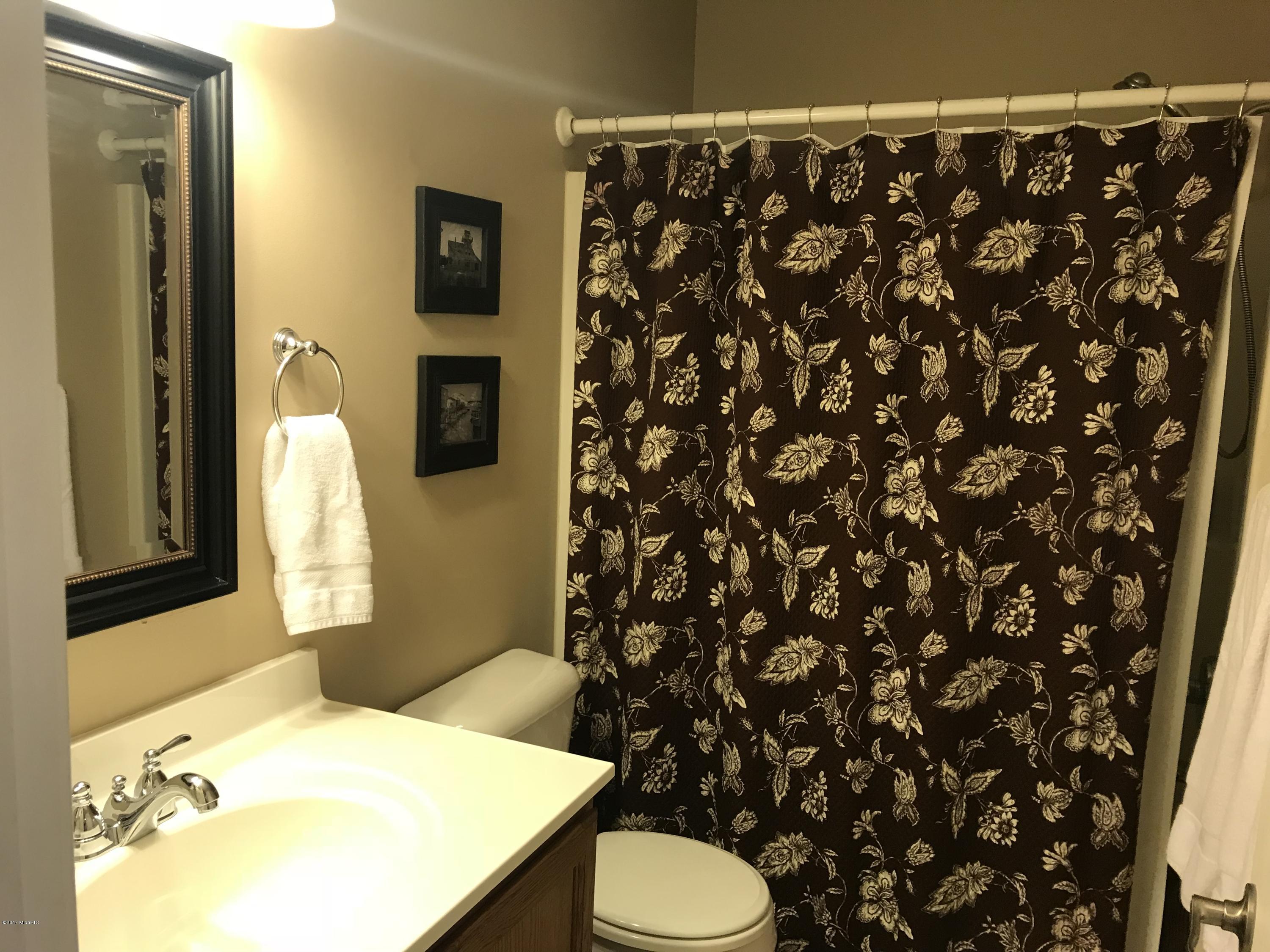 920 Fairlawn Road St. Joseph, MI 49085 - Photo 31 of 49 Main Bath (2)