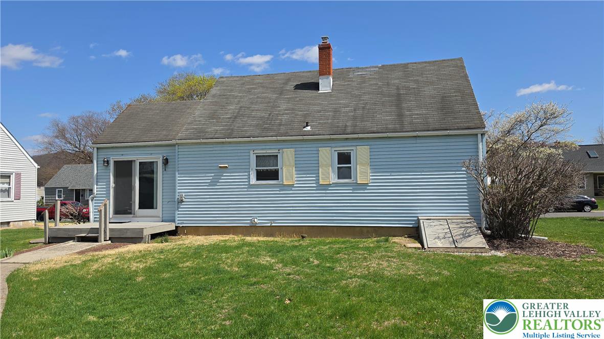 522 Rentzheimer Drive Hellertown, PA 18055 - Photo 15 of 57 a front view of house with yard