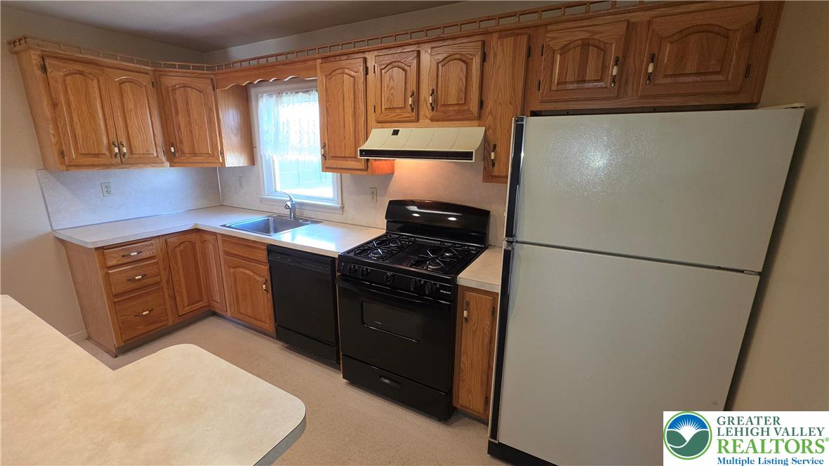 522 Rentzheimer Drive Hellertown, PA 18055 - Photo 28 of 57 a kitchen with stainless steel appliances granite countertop a refrigerator a stove a sink and a microwave