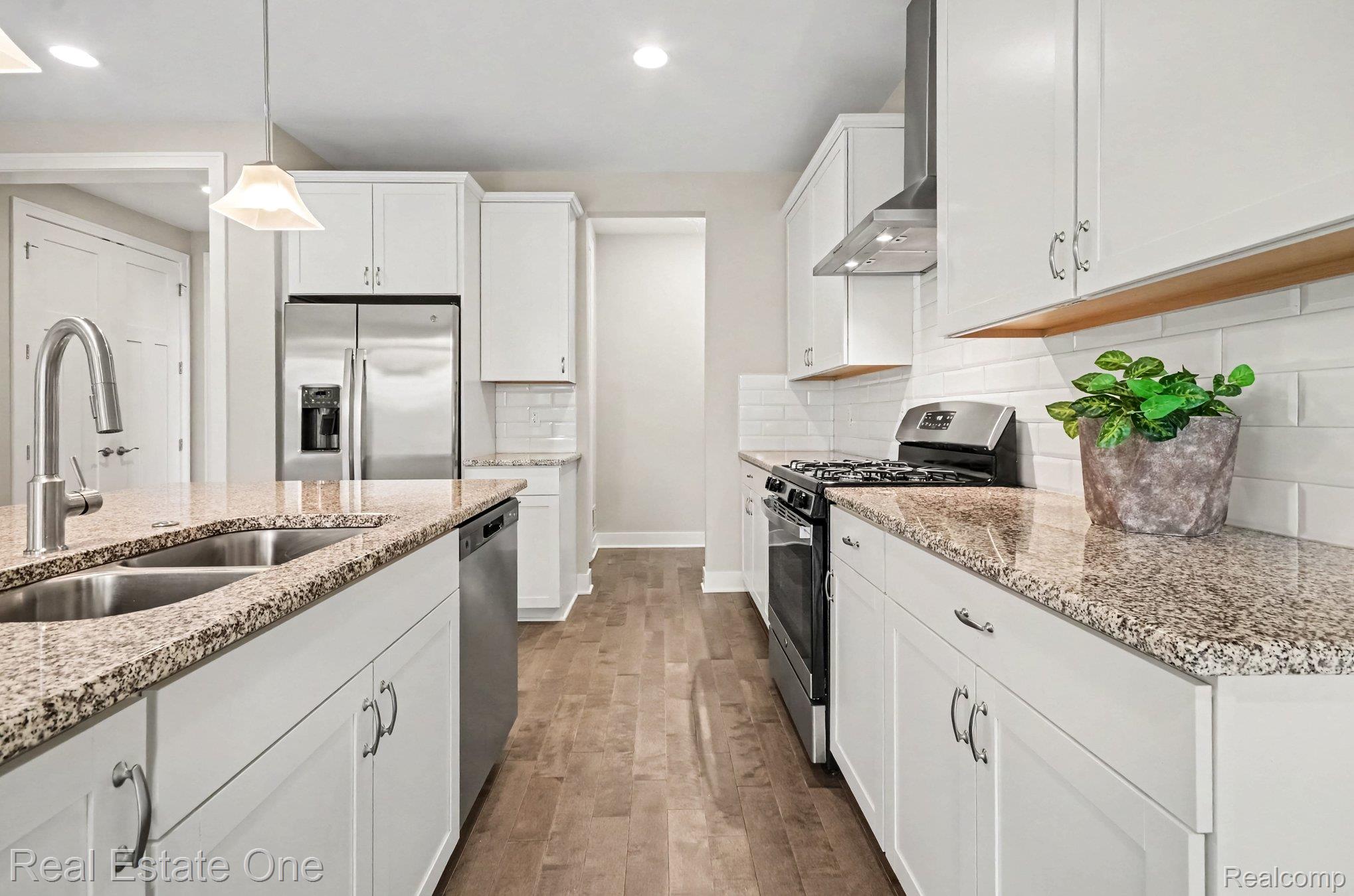 3499 John R Road Troy, MI 48083 - Photo 10 of 42 Granite counters