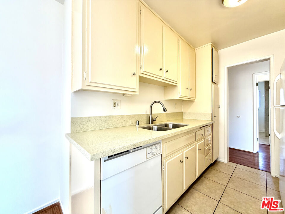 9157 Alcott Street, Unit 4 Los Angeles, CA 90035 - Photo 4 of 12