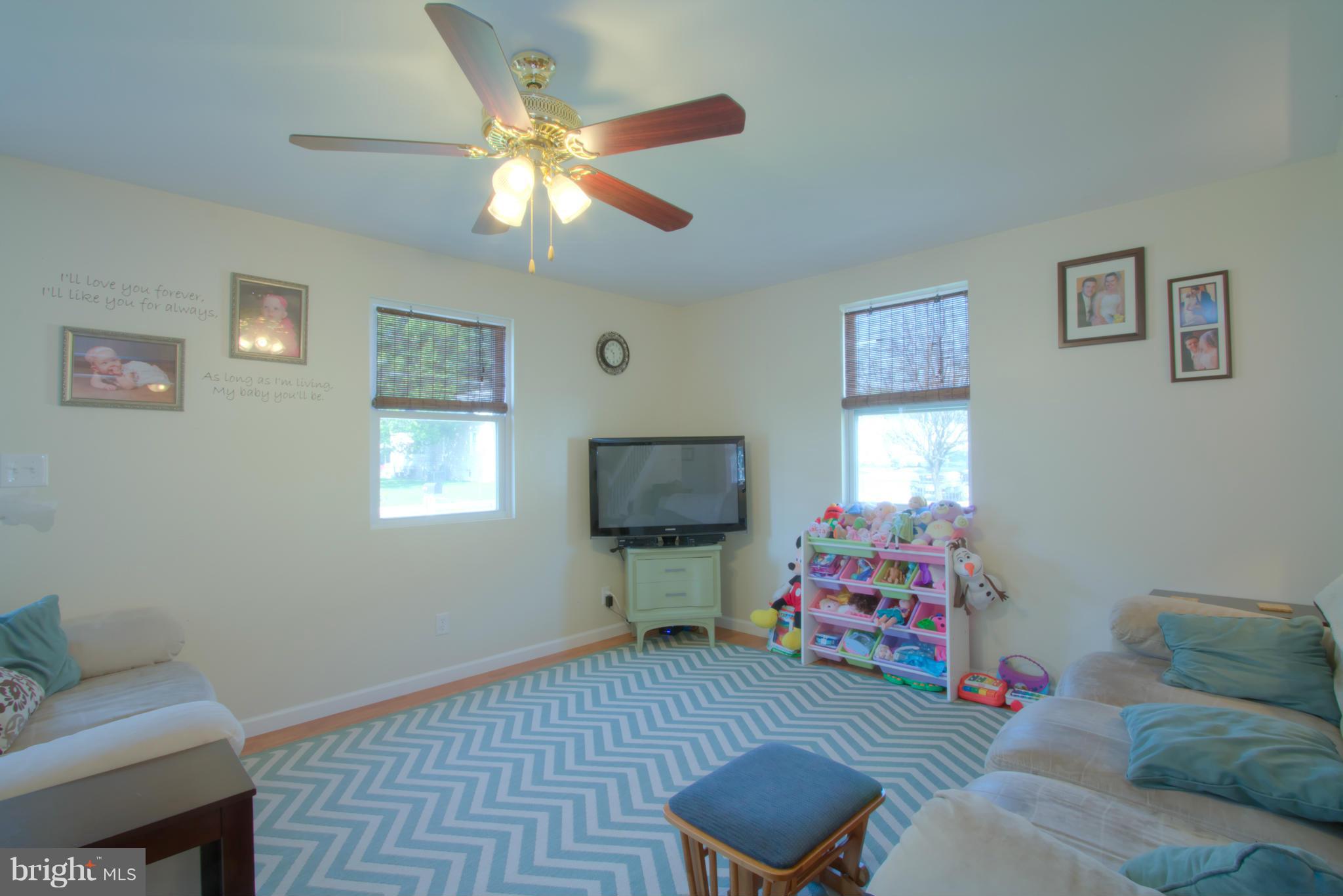 105 Homberg Avenue Baltimore, MD 21221 - Photo 3 of 20 Living Room