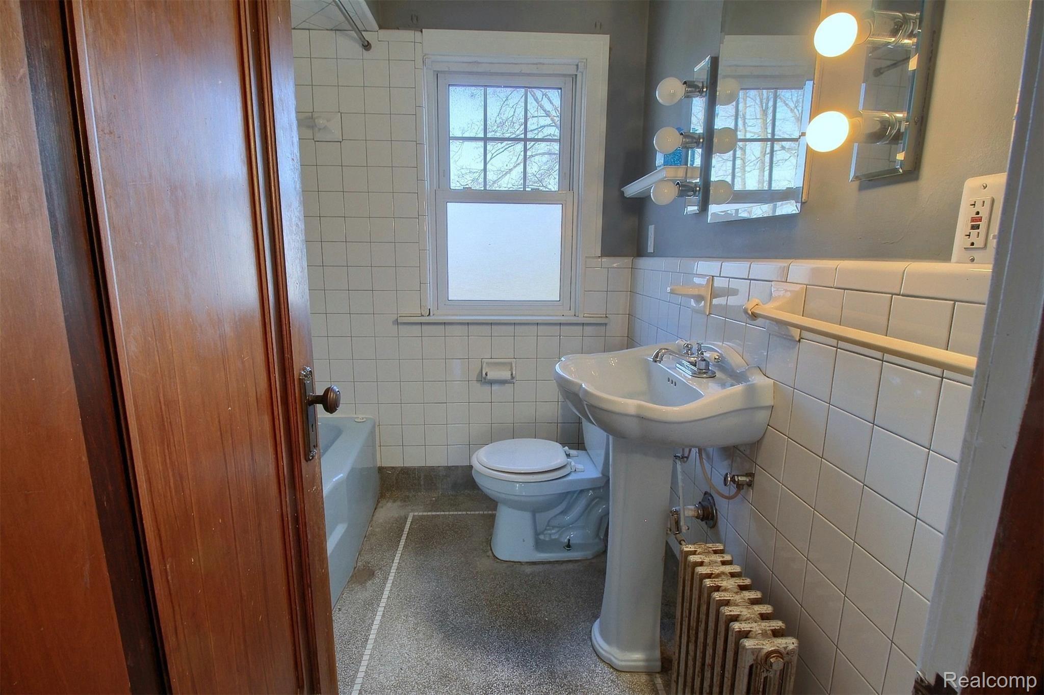 110 Walnut Street River Rouge, MI 48218 - Photo 20 of 32 20-Bathroom.jpg