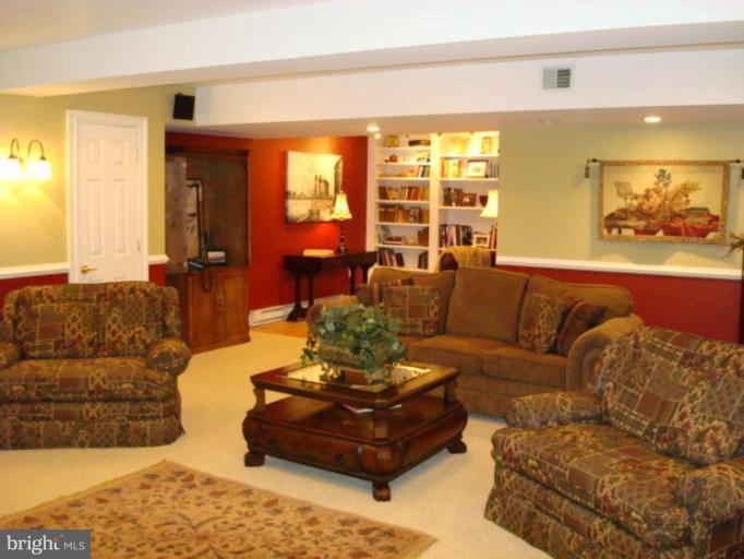 270 Ridgeview Drive Berkeley Springs, WV 25411 - Photo 10 of 30 Family Room