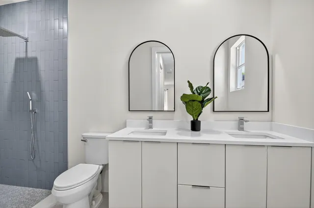 a view of a livingroom with an empty space