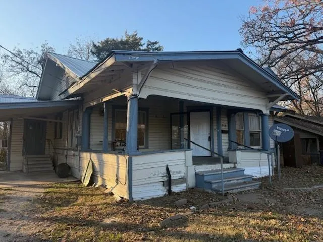a view of a house with backyard