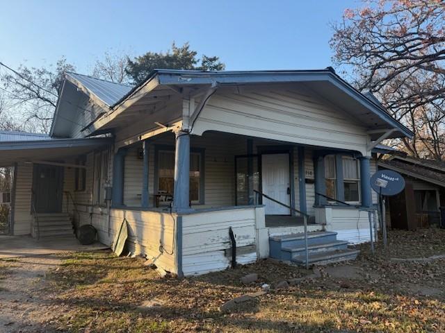 a view of a house with backyard