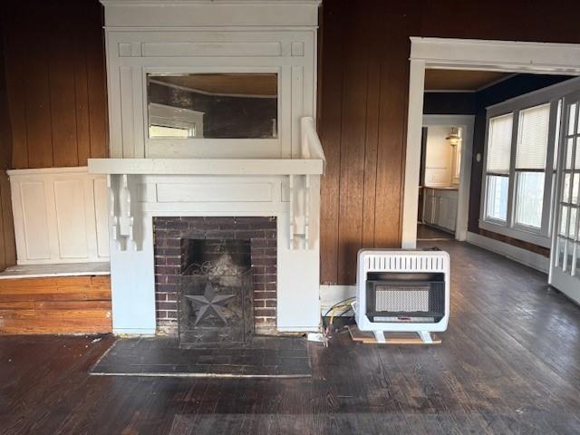 718 12th Street Southeast Paris, TX 75460 - Photo 6 of 20 a living room with fireplace and a fireplace