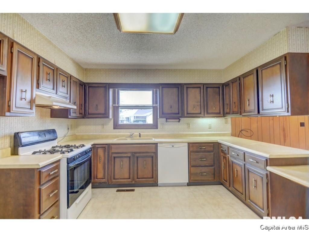 2222 Big Bend Road Taylorville, IL 62568 - Photo 2 of 24 Gallery Image 2