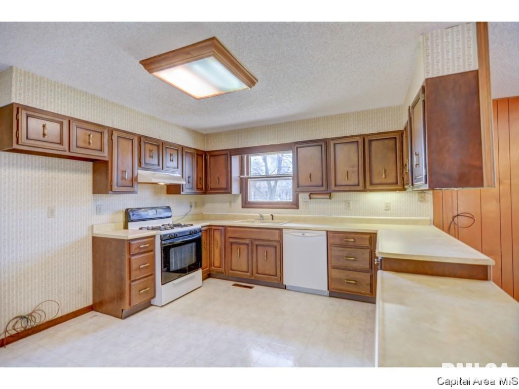2222 Big Bend Road Taylorville, IL 62568 - Photo 3 of 24 Gallery Image 3
