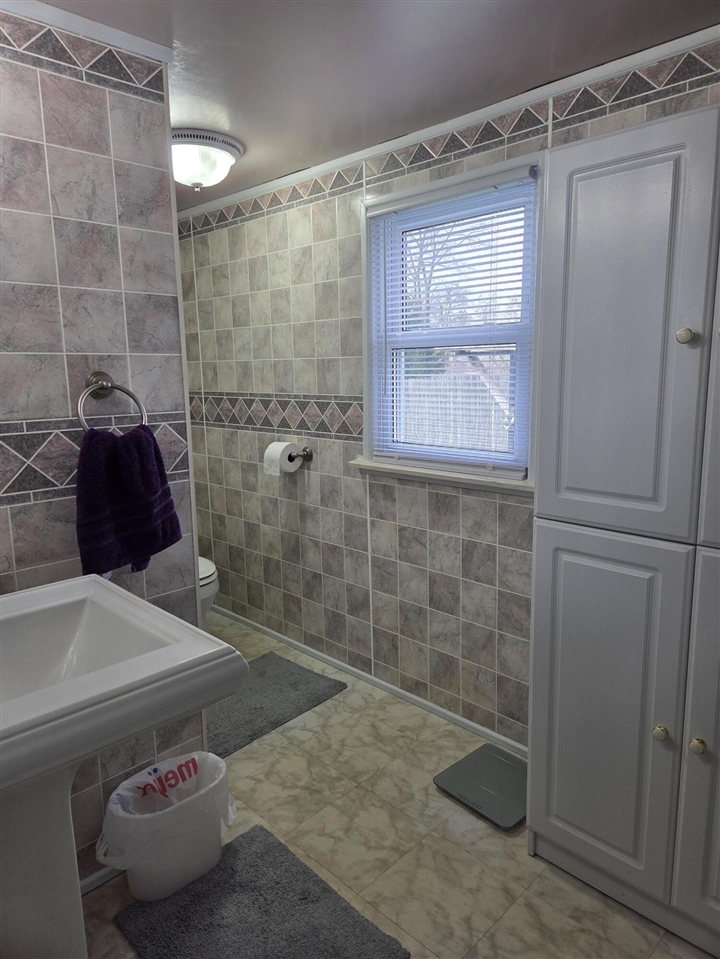 232 Bender Street Jackson, MI 49201 - Photo 8 of 31