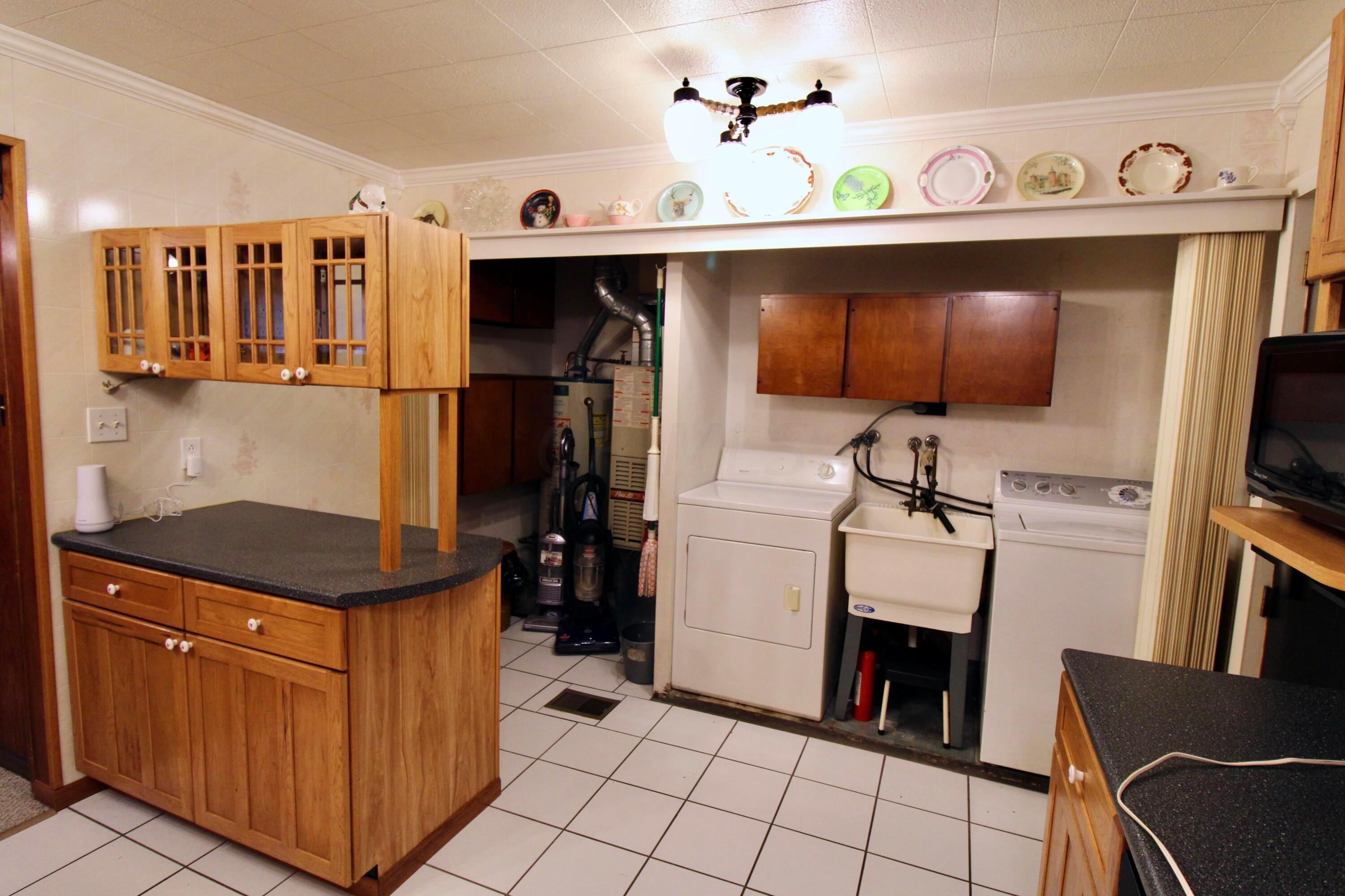 3464-3466 Eakin Road Columbus, OH 43204 - Photo 15 of 51 Washer and dryer area