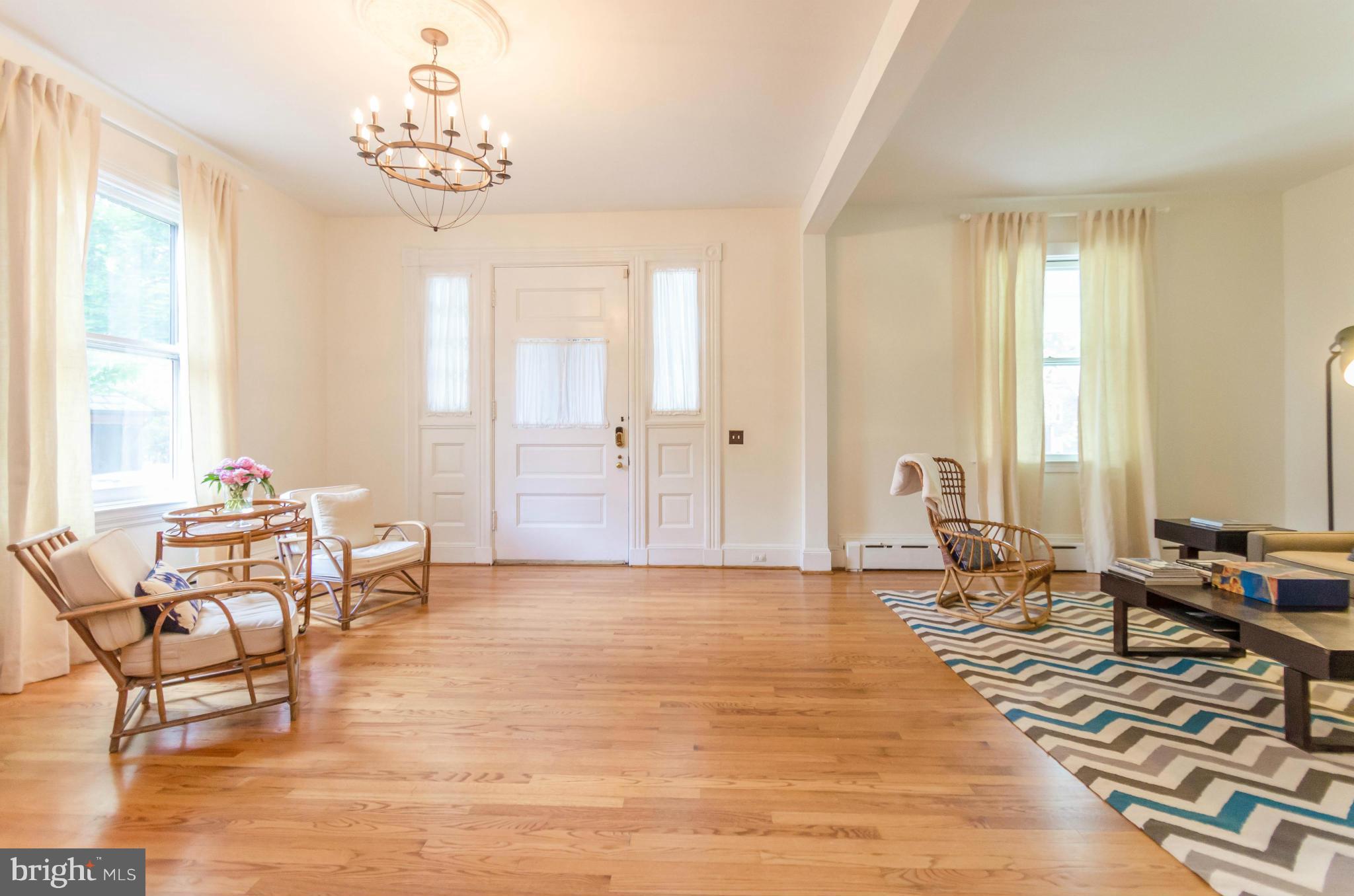 4640 Schenley Road Baltimore, MD 21210 - Photo 5 of 30 Living Room