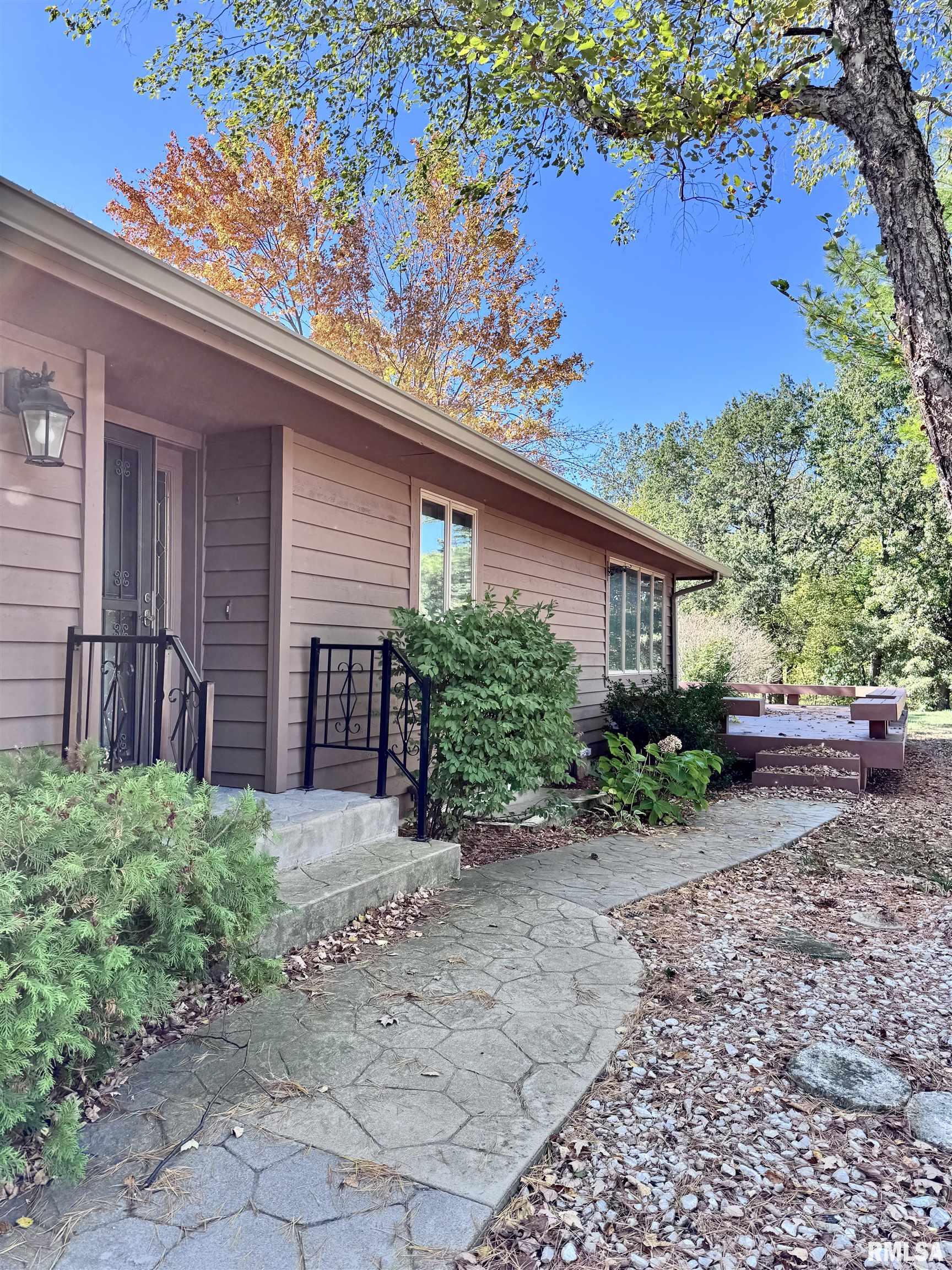 1005 Bayberry Lane Macomb, IL 61455 - Photo 2 of 31