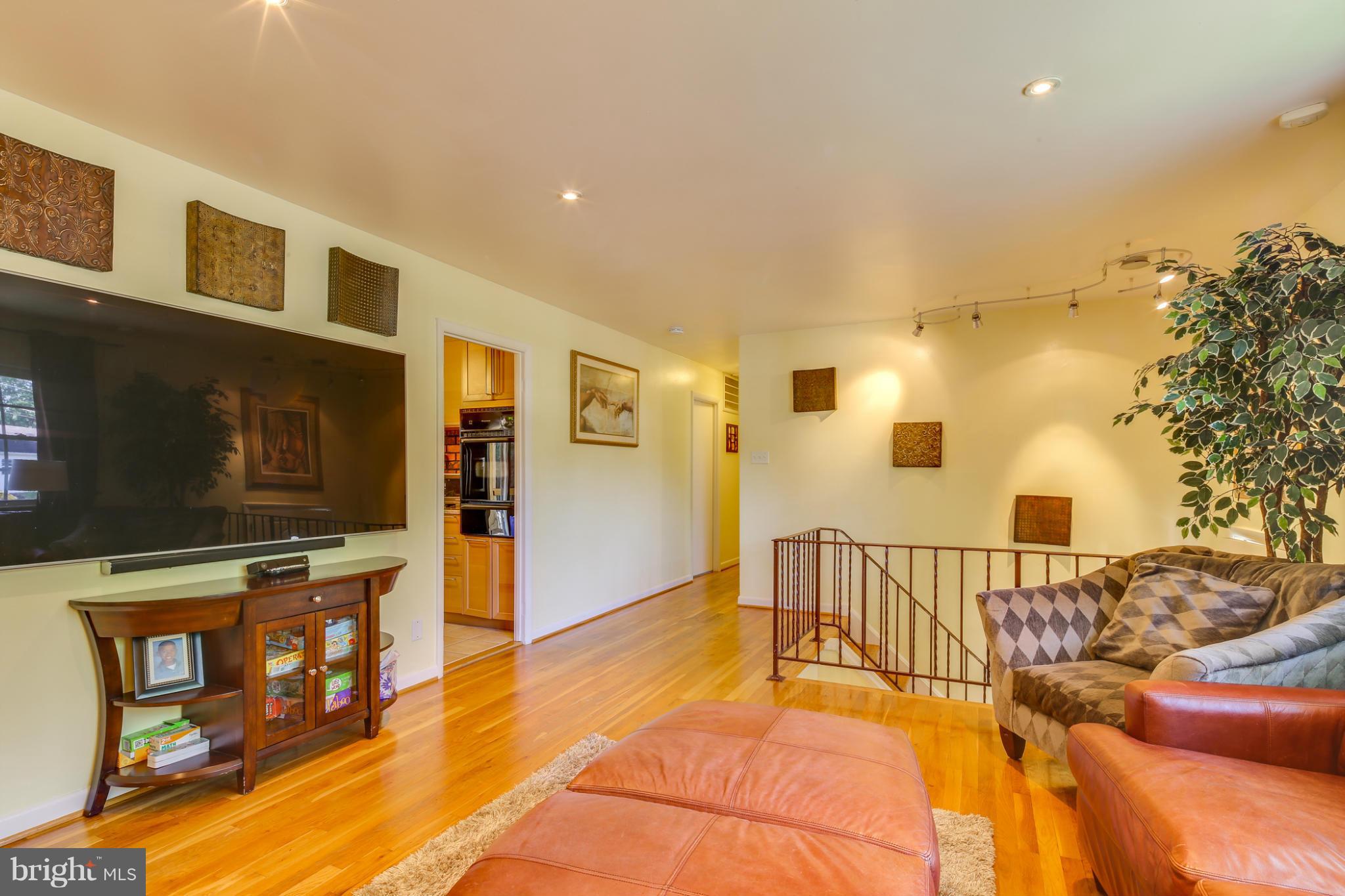 7807 Hayfield Road Alexandria, VA 22315 - Photo 10 of 21 Family Room