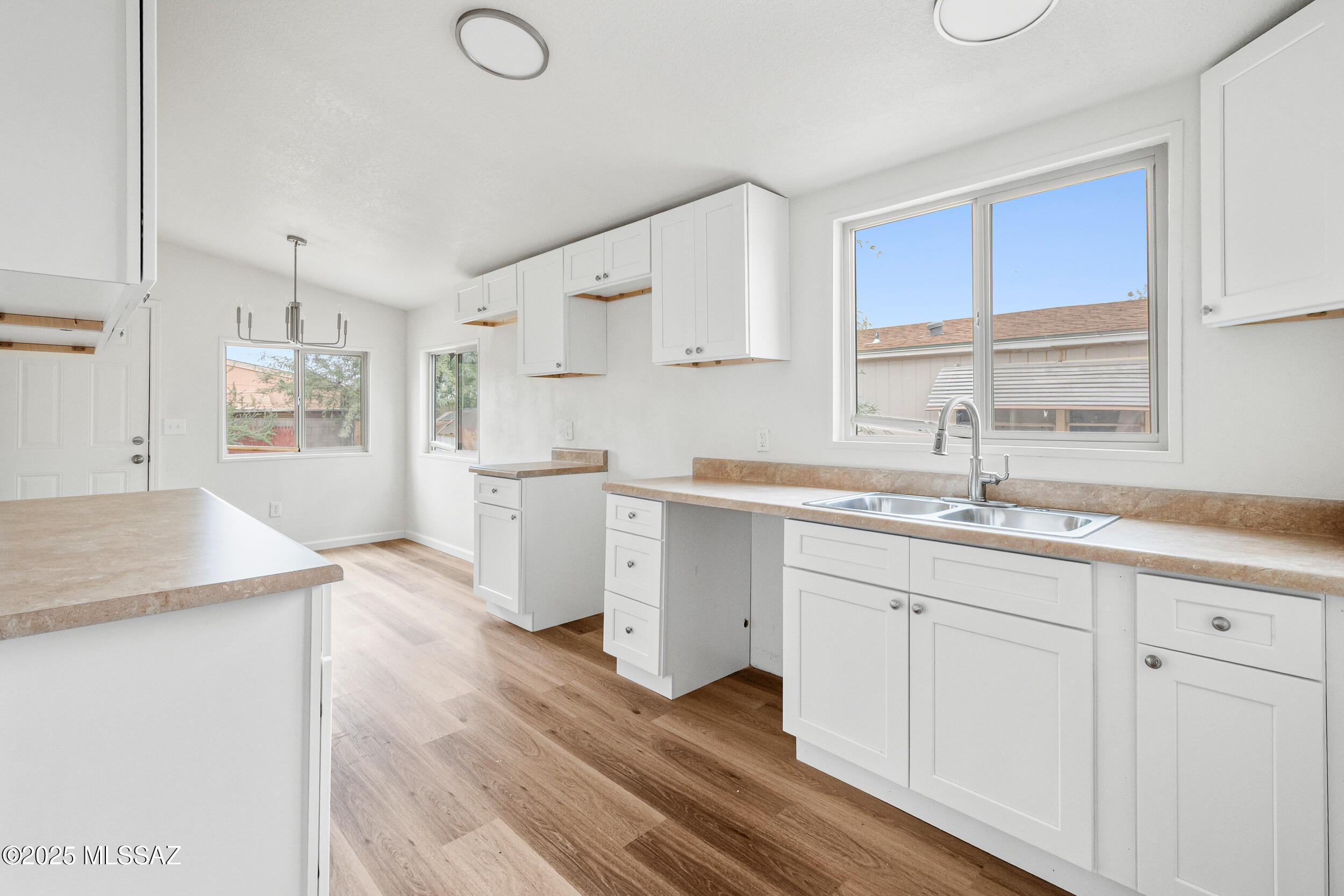 744 West Simmons Road Tucson, AZ 85705 - Photo 2 of 27 Kitchen