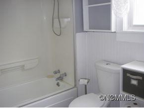 282 Phillipsville Loop Canton, NC 28716 - Photo 16 of 19 a bathroom with a toilet and a bathtub