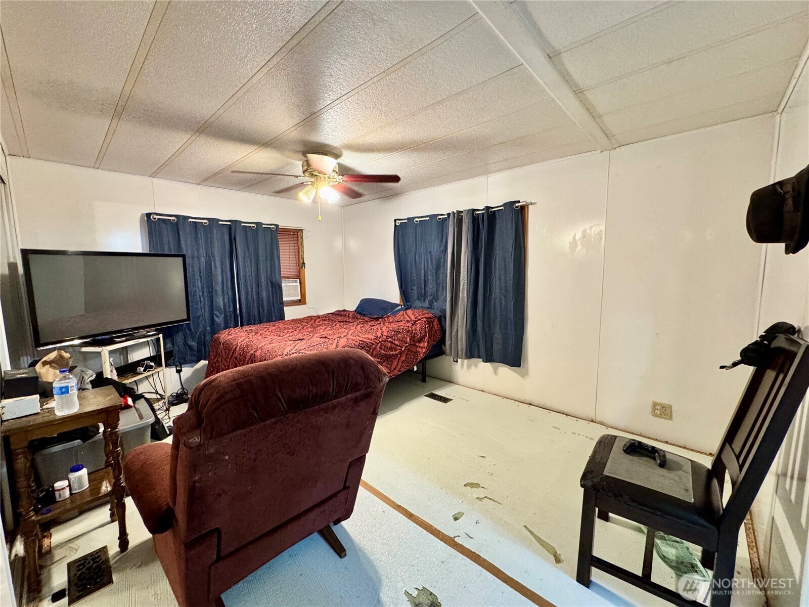 5600 Mt Solo Road, Unit 162 Longview, WA 98632 - Photo 8 of 20 a bedroom with a bed and a flat screen tv