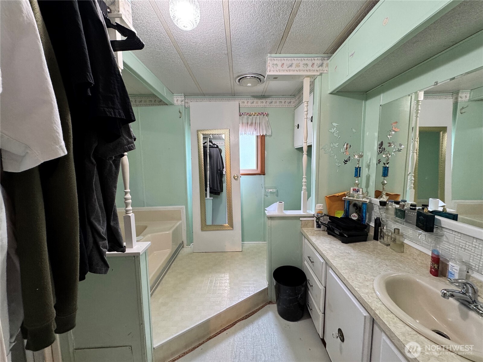 5600 Mt Solo Road, Unit 162 Longview, WA 98632 - Photo 9 of 20 a bathroom with a sink a toilet and a tub