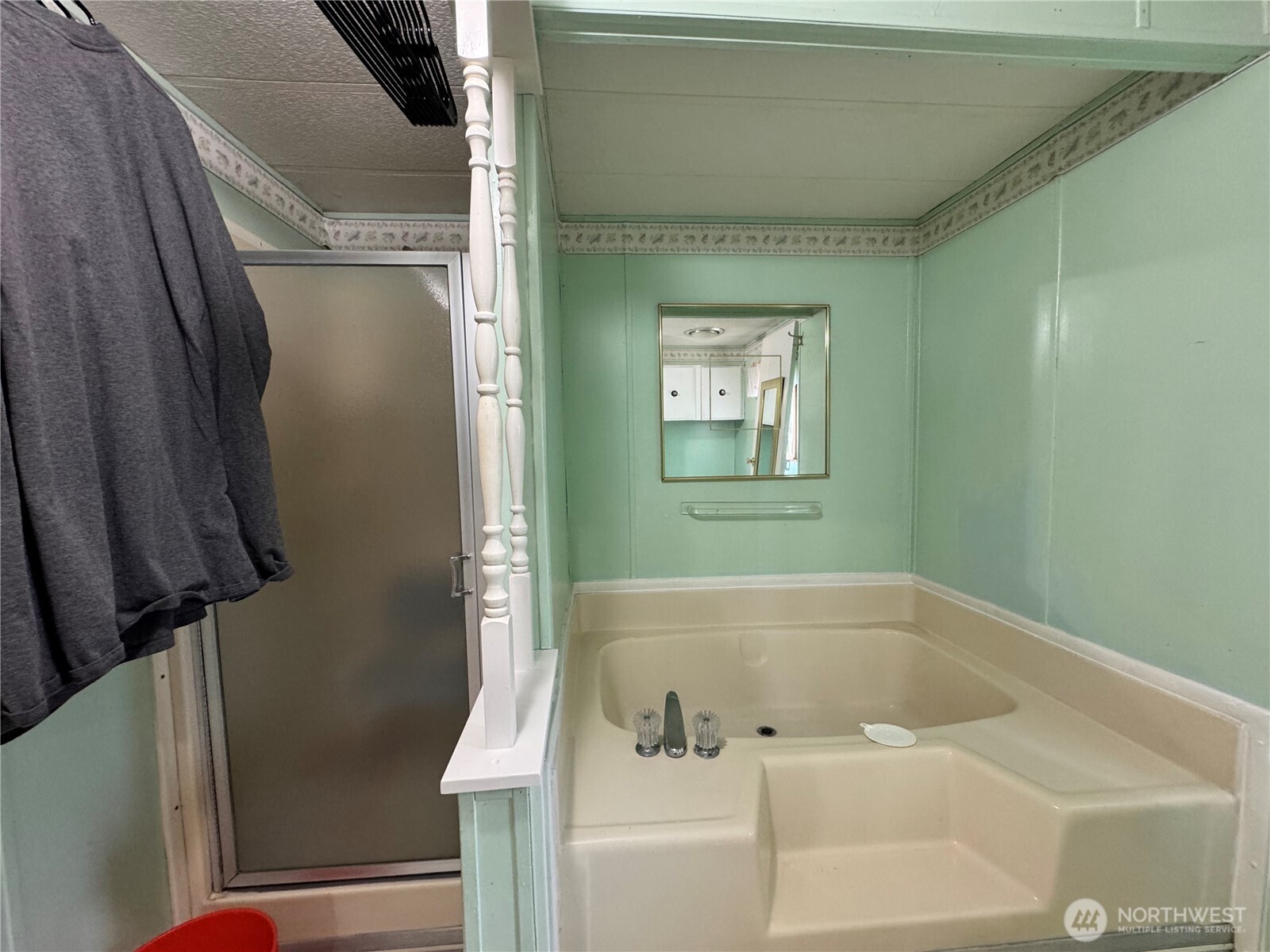 5600 Mt Solo Road, Unit 162 Longview, WA 98632 - Photo 10 of 20 a bathroom with a bathtub