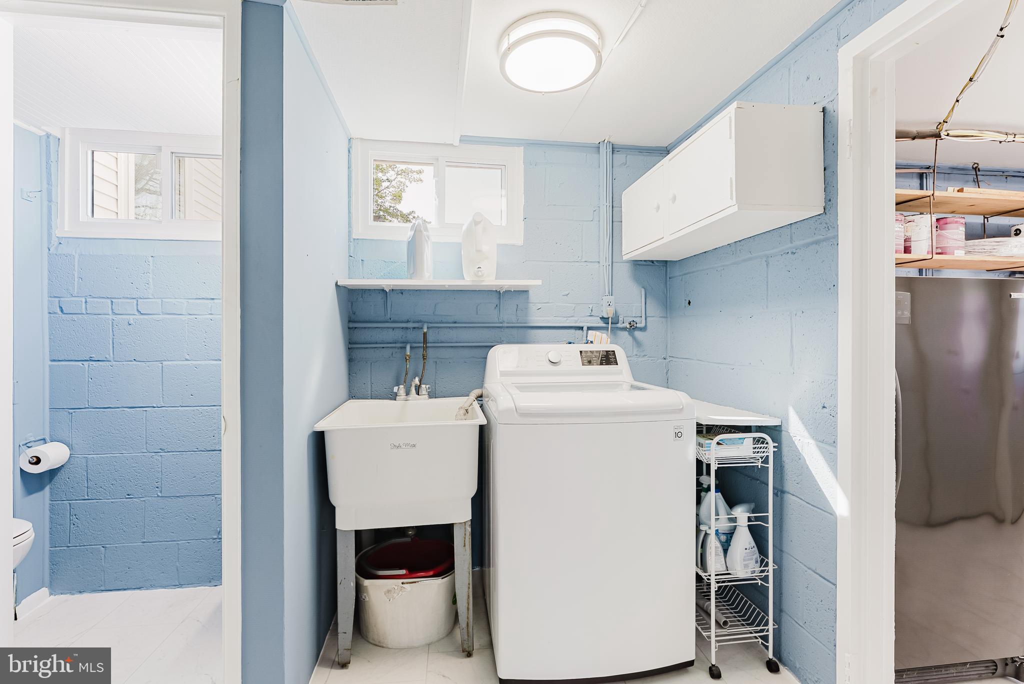 5937 Atteentee Road Springfield, VA 22150 - Photo 24 of 44 a utility room with dryer and washer