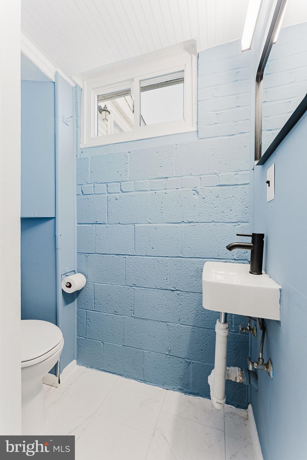 5937 Atteentee Road Springfield, VA 22150 - Photo 25 of 44 a bathroom with a toilet a sink and mirror